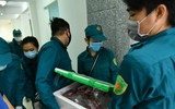 Những hình ảnh ấm lòng ở phố cách ly Trúc Bạch